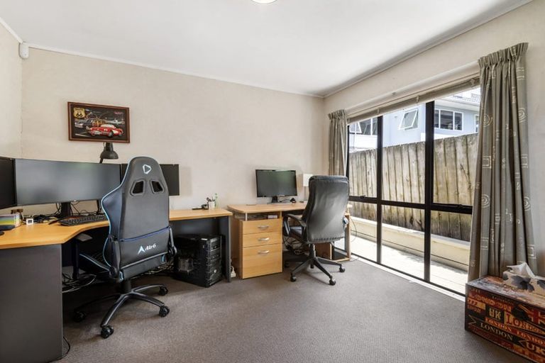 Photo of property in 20 Ronald Macken Place, Windsor Park, Auckland, 0632