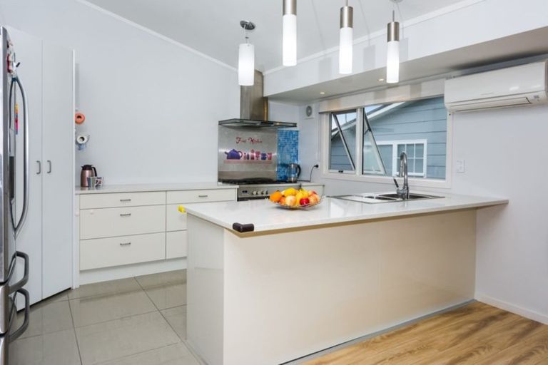 Photo of property in 71 Ravenwood Drive, Forrest Hill, Auckland, 0620