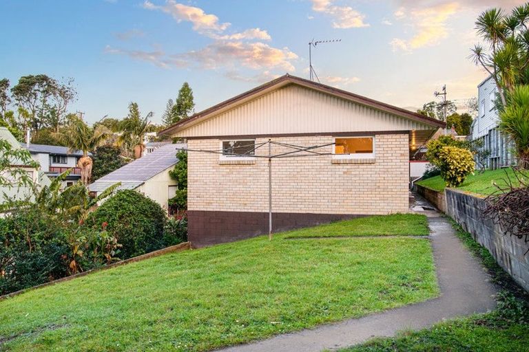 Photo of property in 2/7 Dakota Avenue, Beach Haven, Auckland, 0626