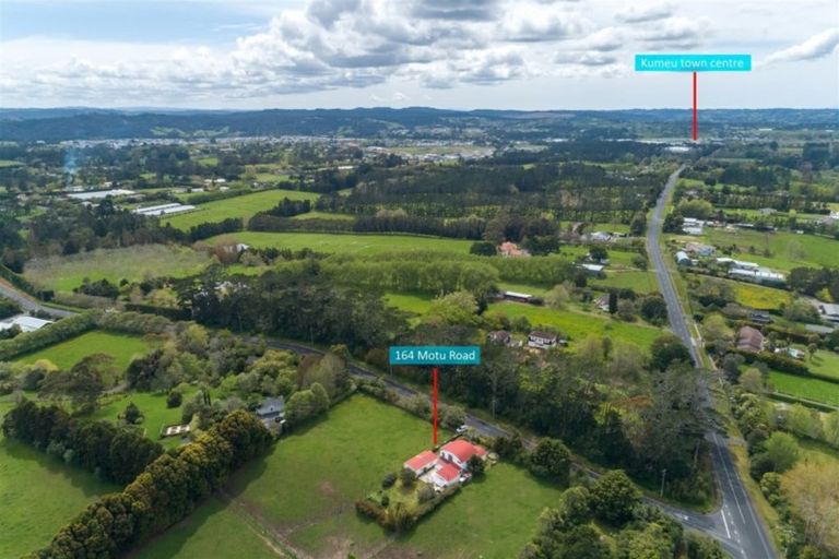 Photo of property in 164 Motu Road, Kumeu, 0891