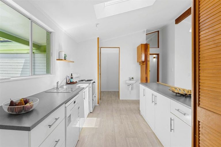 Photo of property in 15 Ruru Street, Waikanae, 5036