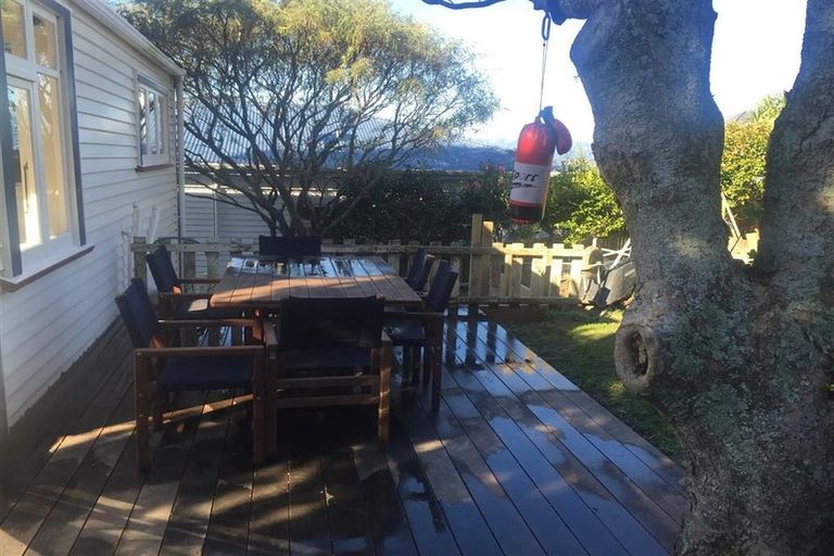 Photo of property in 37 Dorking Road, Brooklyn, Wellington, 6021