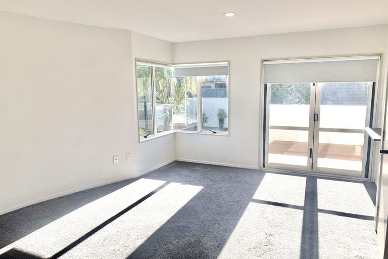 Photo of property in 31 Churchill Road, Murrays Bay, Auckland, 0630