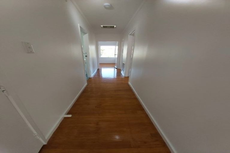 Photo of property in 11 Emirau Place, Glenfield, Auckland, 0629