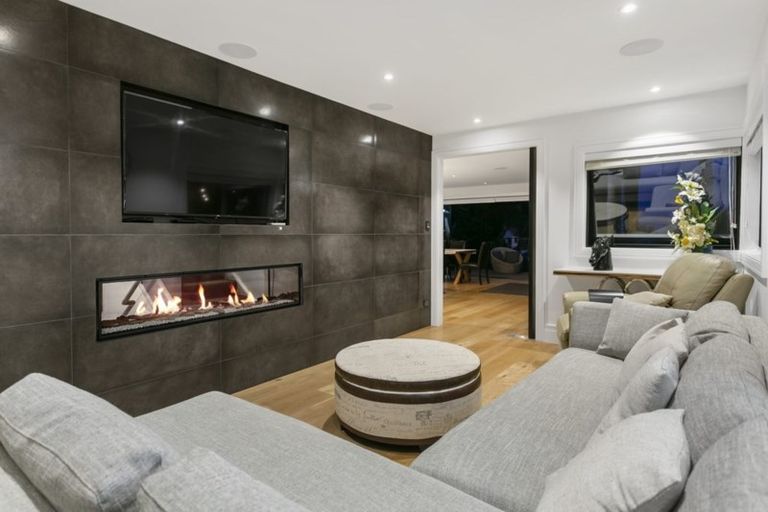 Photo of property in 2/92 Churchill Road, Murrays Bay, Auckland, 0630