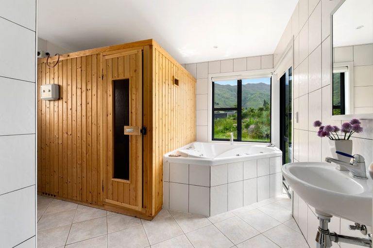 Photo of property in 2 Cleland Close, Wanaka, 9382