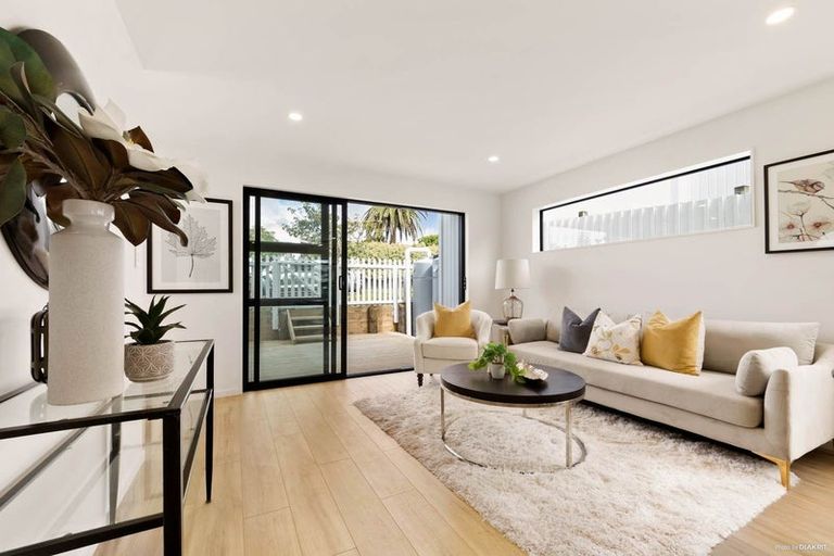 Photo of property in 17e Granville Drive, Massey, Auckland, 0614