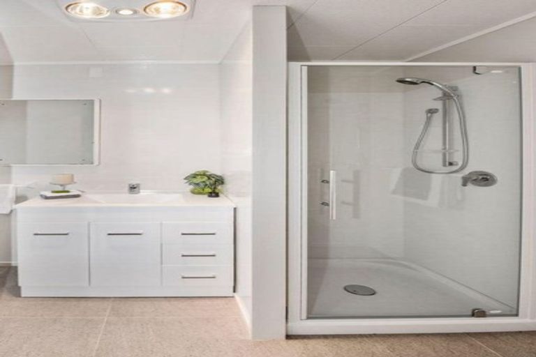 Photo of property in 9 Moxham Grove, Massey, Auckland, 0614