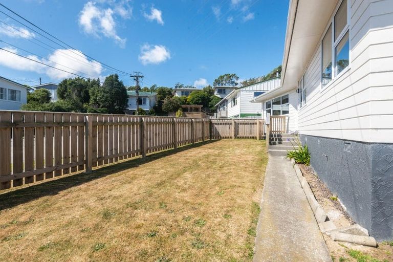 Photo of property in 12 Griffiths Grove, Newlands, Wellington, 6037