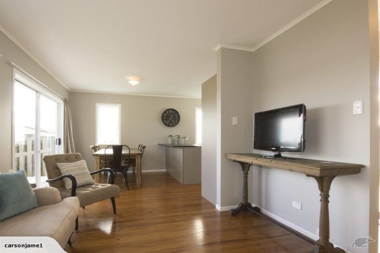 Photo of property in 2 Hikurangi Street, Te Atatu Peninsula, Auckland, 0610