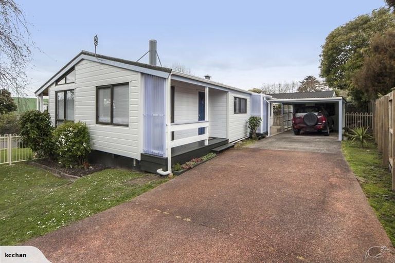 Photo of property in 10 Kitewao Street, Northcote, Auckland, 0627