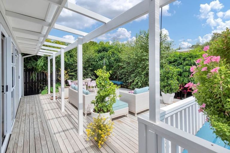 Photo of property in 1/6 Tyne Road, Forrest Hill, Auckland, 0620