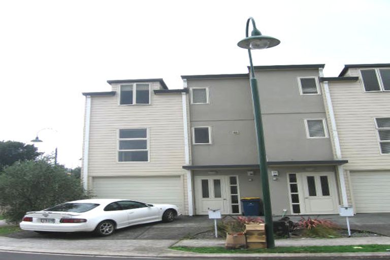 Photo of property in 2 Verdale Circle, Glen Eden, Auckland, 0602