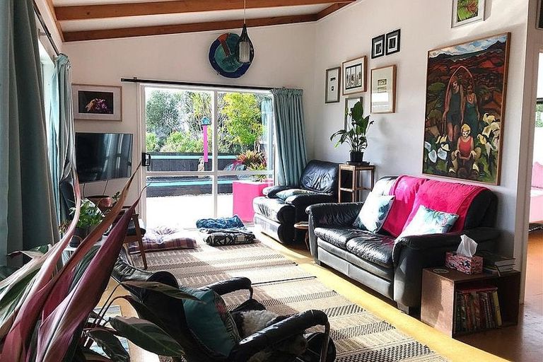 Photo of property in 28 Matakohe Road East, Matakohe, 0593