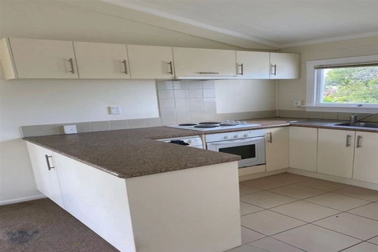 Photo of property in 1/41 Hobsonville Road, West Harbour, Auckland, 0618