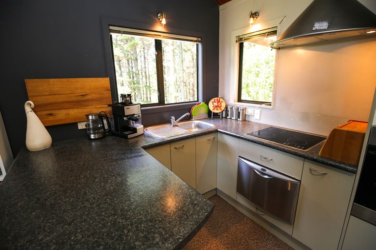 Photo of property in 72 Maungatawhiri Road, Raglan, 3295