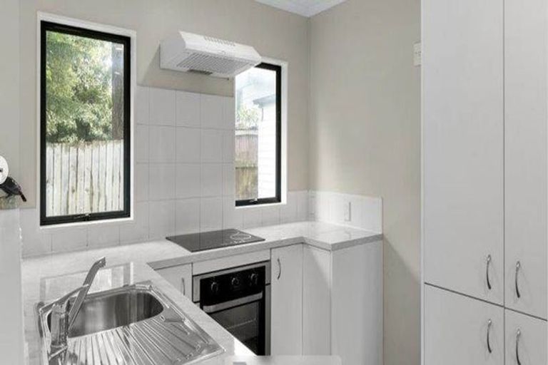 Photo of property in 99 Kemp Road, Massey, Auckland, 0614