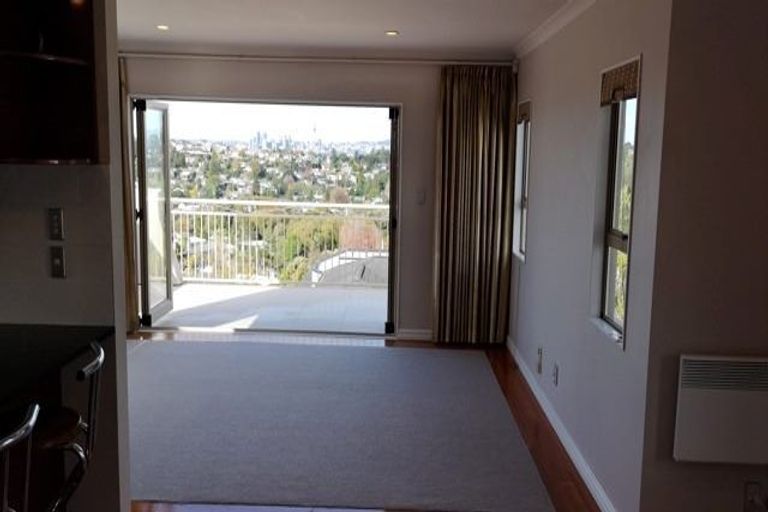 Photo of property in 11 Monarch Avenue, Hillcrest, Auckland, 0627