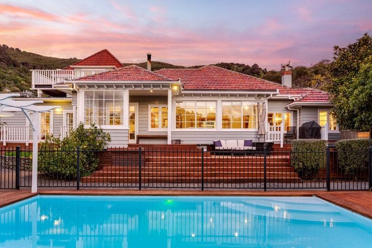 Photo of property in 396 Muritai Road, Eastbourne, Lower Hutt, 5013