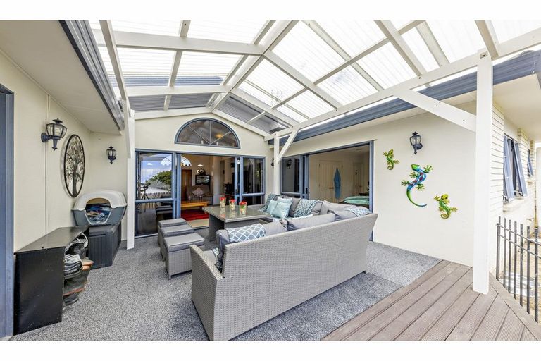 Photo of property in 11 Glenveagh Park Drive, Weymouth, Auckland, 2103