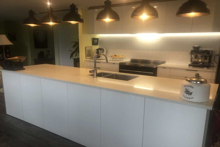 Photo of property in 2 Te Ara Karoiroa Road, Hurford, New Plymouth, 4374