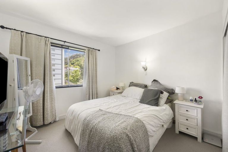 Photo of property in Mansfield Towers, 1 Grant Road, Thorndon, Wellington, 6011