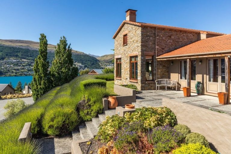 Photo of property in 1 Garland Terrace, Kelvin Heights, Queenstown, 9300