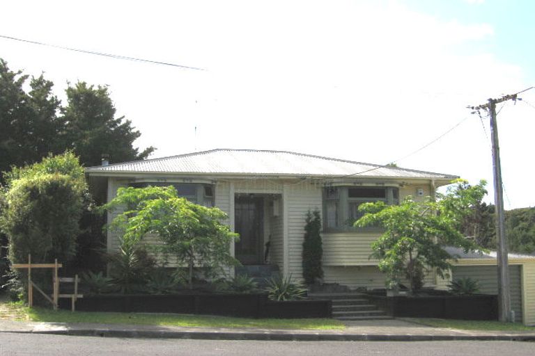 Photo of property in 32 Le Roy Terrace, Birkenhead, Auckland, 0626