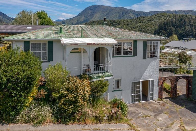 Photo of property in 82 Milton Terrace, Picton, 7220