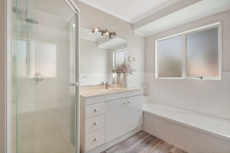 Photo of property in 28 Tyburn Lane, Unsworth Heights, Auckland, 0632