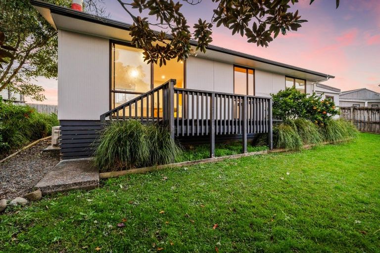 Photo of property in 2/11 Cyril Crescent, West Harbour, Auckland, 0618