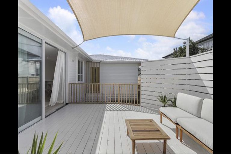 Photo of property in 21 Waione Avenue, Te Atatu Peninsula, Auckland, 0610