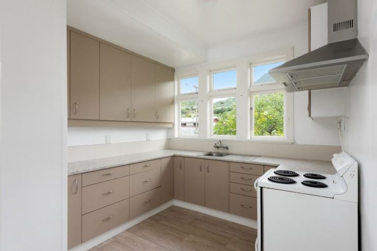 Photo of property in 16 Buller Street, Picton, 7220