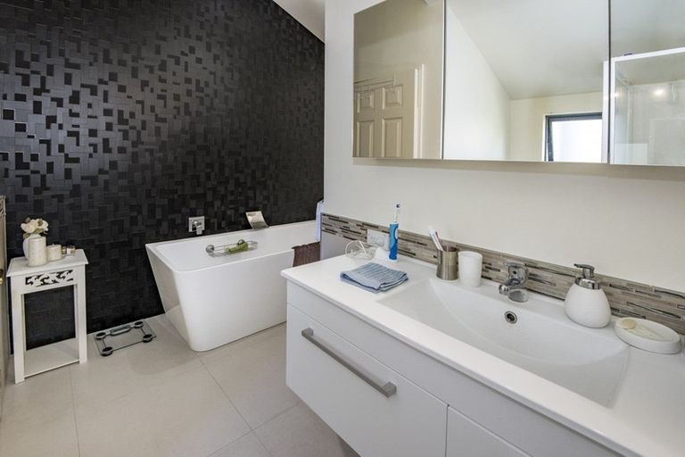 Photo of property in 15a Beresford Street, Bayswater, Auckland, 0622