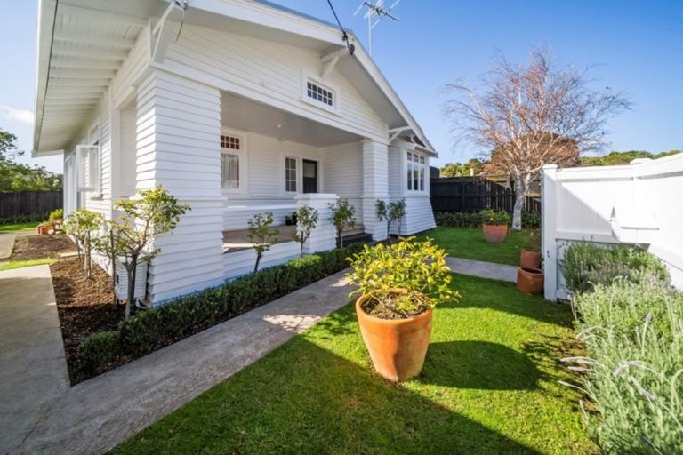 Photo of property in 25 Mount Edgcumbe Street, New Plymouth, 4310