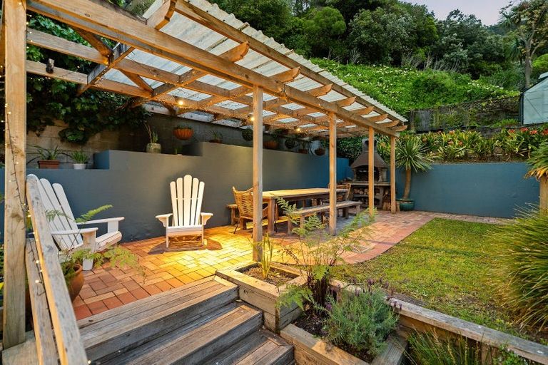 Photo of property in 210 Oriental Parade, Oriental Bay, Wellington, 6011