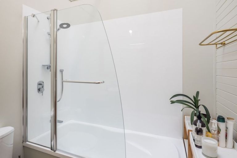 Photo of property in 6 Bank Road, Northland, Wellington, 6012