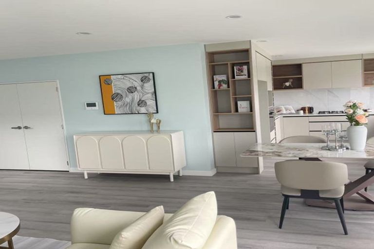 Photo of property in 8 Taipahitini Road, Rosehill, 2113