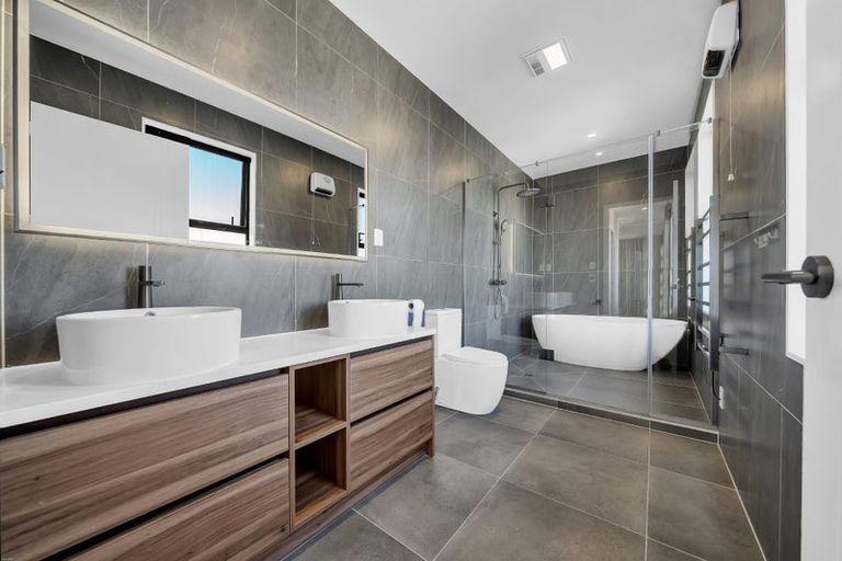 Photo of property in 28 Roxborough Place, East Tamaki Heights, Auckland, 2016