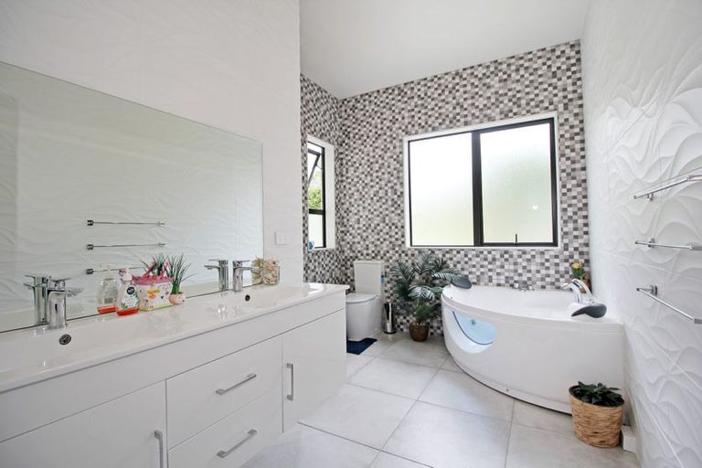 Photo of property in 12 Judge Richardson Drive, Opaheke, Papakura, 2584