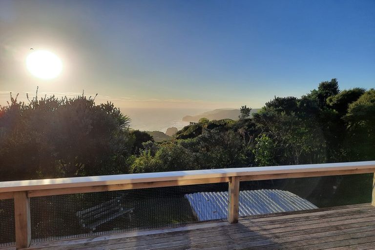 Photo of property in 21 Te Ahuahu Road, Piha, 0772