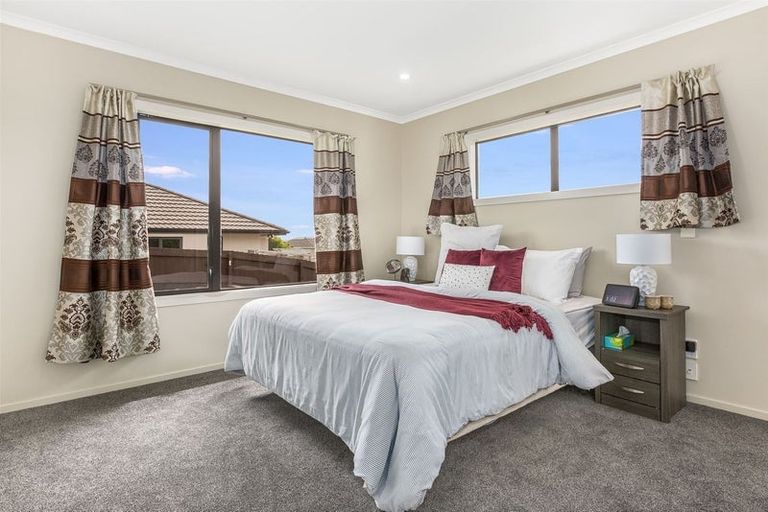 Photo of property in 17 Tongariro Drive, Aotea, Porirua, 5024