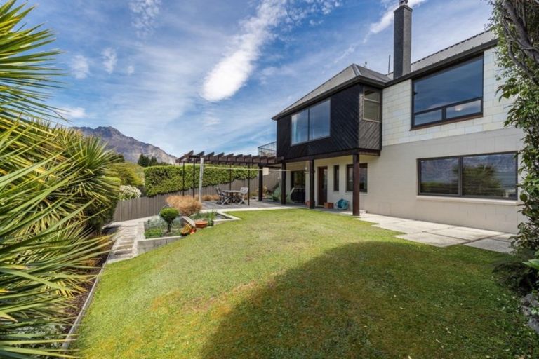 Photo of property in 29 Greenstone Place, Fernhill, Queenstown, 9300