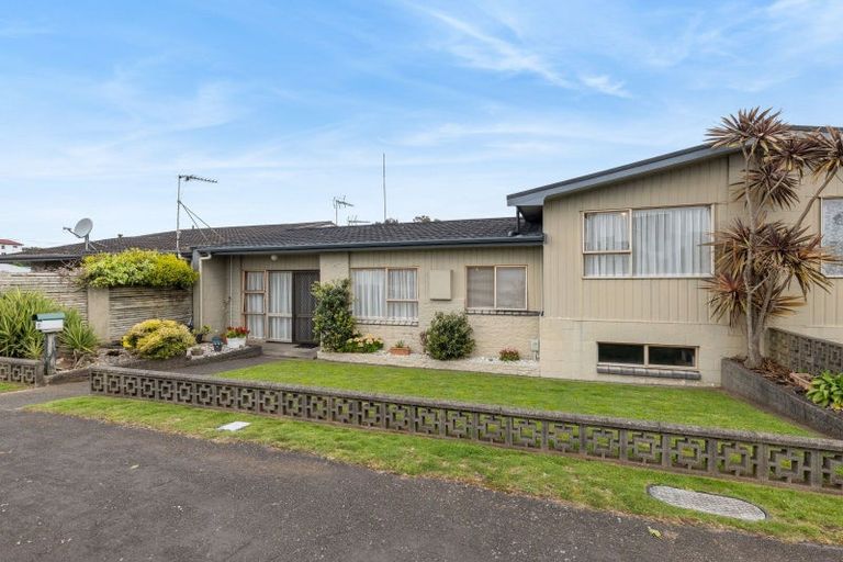 Photo of property in 37 Birdwood Avenue, Moturoa, New Plymouth, 4310