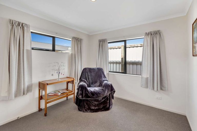 Photo of property in 4 Barry Curtis Place, Levin, 5510