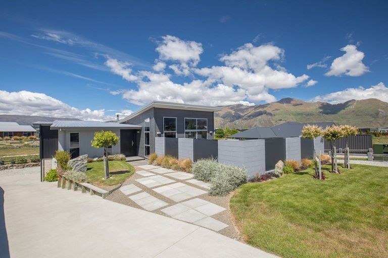 Photo of property in 48 Minaret Ridge, Wanaka, 9305