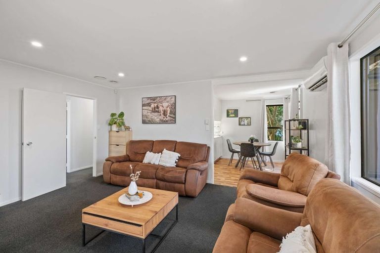 Photo of property in 24 Pukeroa Place, Papakura, 2110