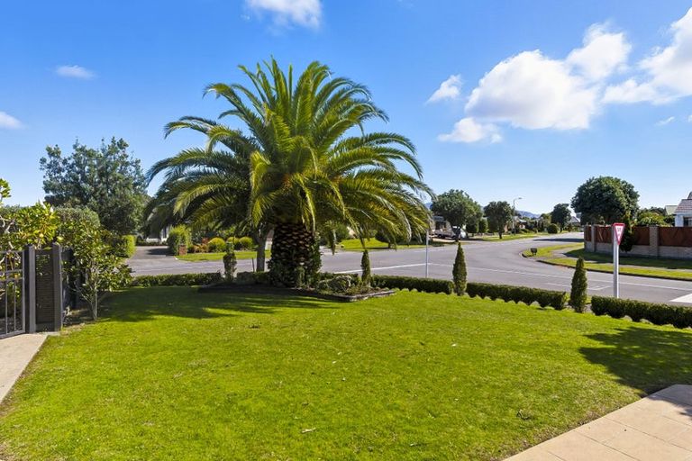 Photo of property in 2 Quadrant Heights, Paraparaumu, 5032