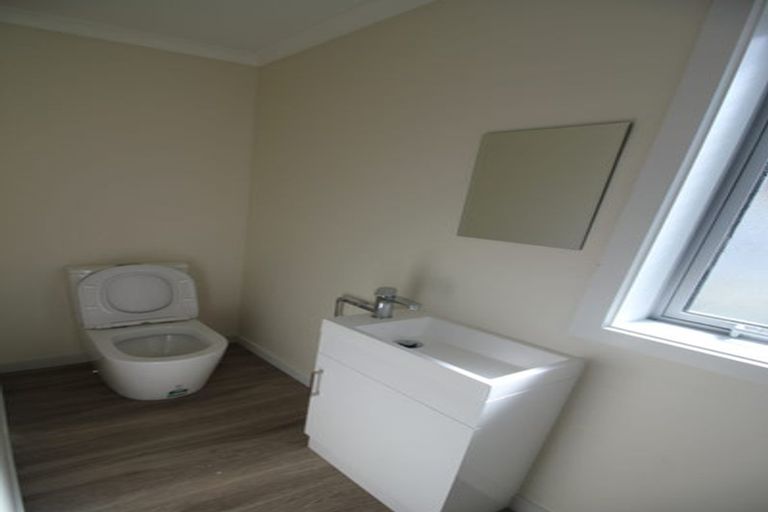 Photo of property in 13 Warrington Grove, Newlands, Wellington, 6037