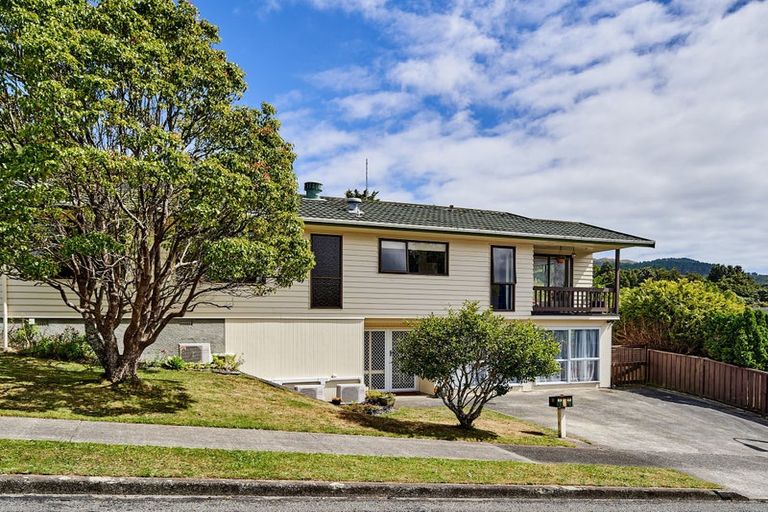 Photo of property in 16 Brasenose Place, Tawa, Wellington, 5028